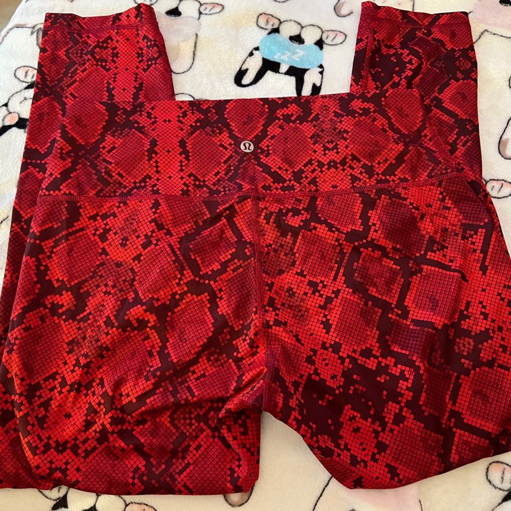 lululemon athletica Red Snake-Print Leggings - Picture 4 of 9